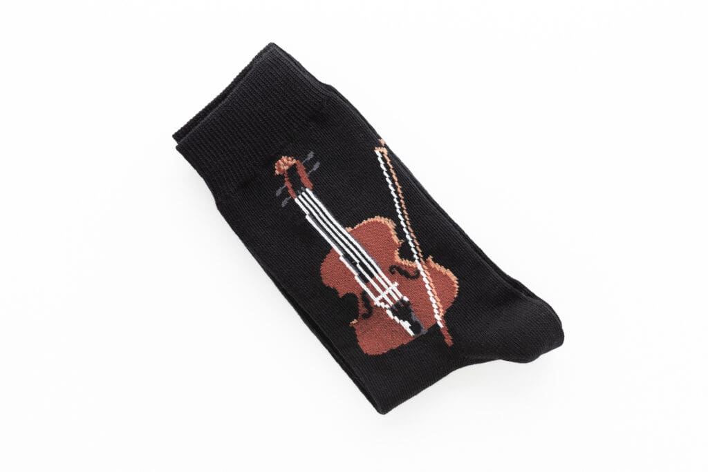 Schwarze Socke mit einem gestrickten braunen Violinen- und Bogenmotiv.